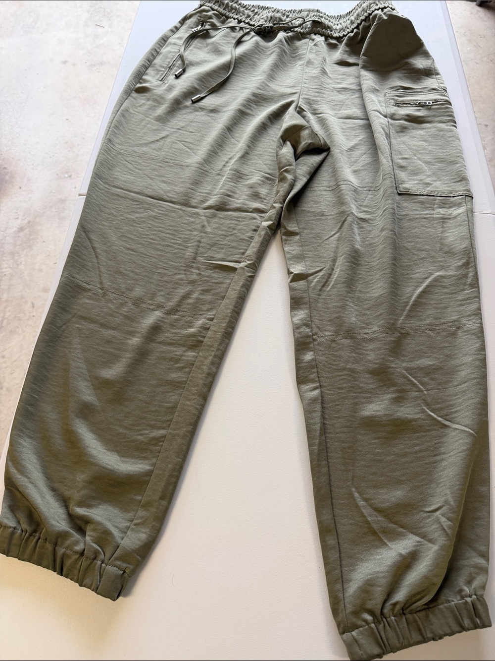 Woman’s Jennifer Lopez Olive Green Cargo Silky Drawstring Joggers, Size L